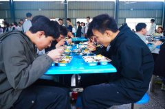 <b>该校每日为300余名师生提</b>